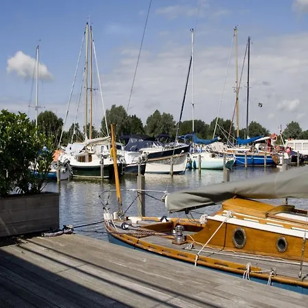 Apartment Beautiful Penthouse With A View Over The Lake, Cleaning Included Uitgeest